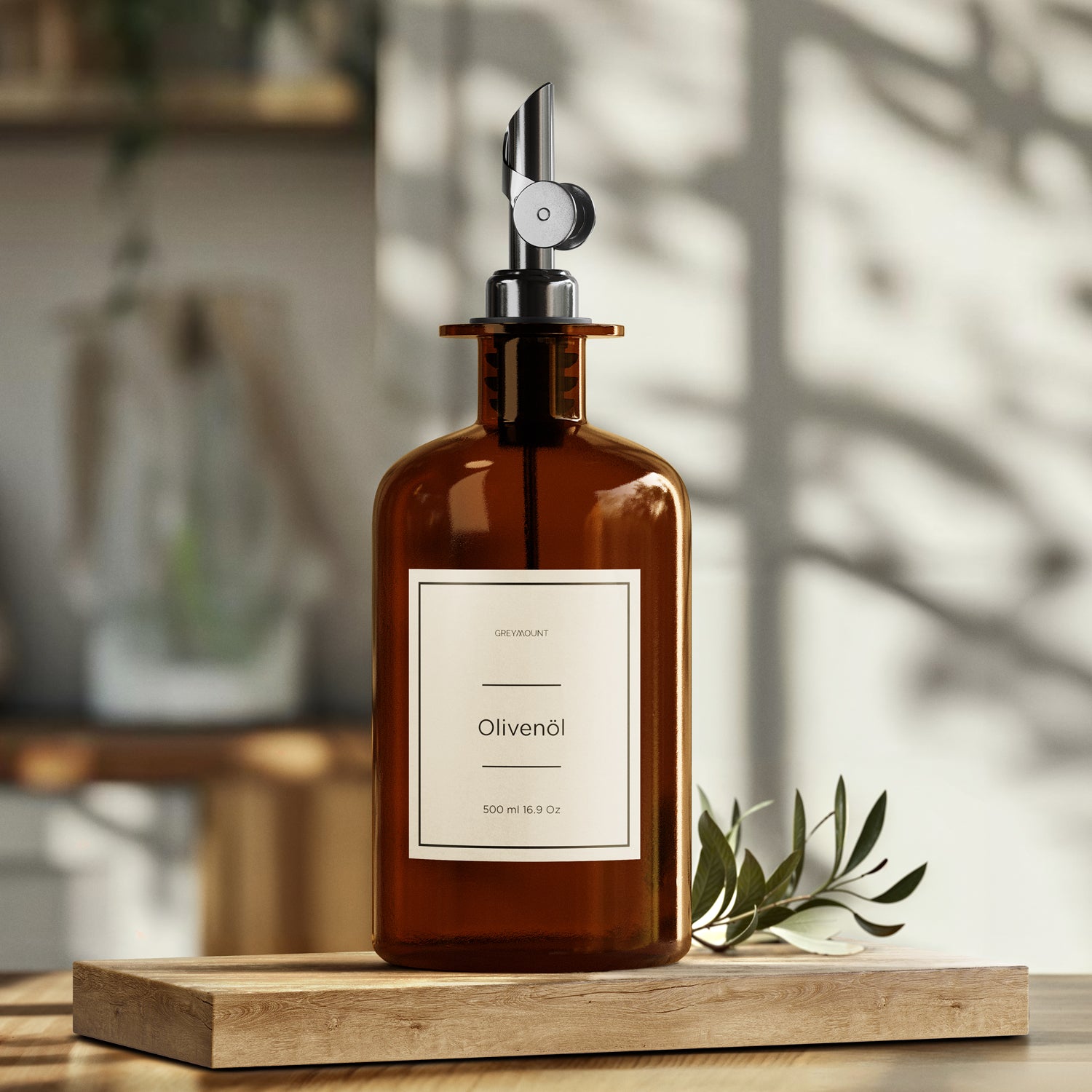 Ölflasche aus Braunglas mit Ausgießer Schwarz (Sand Etiketten, 500 ml)