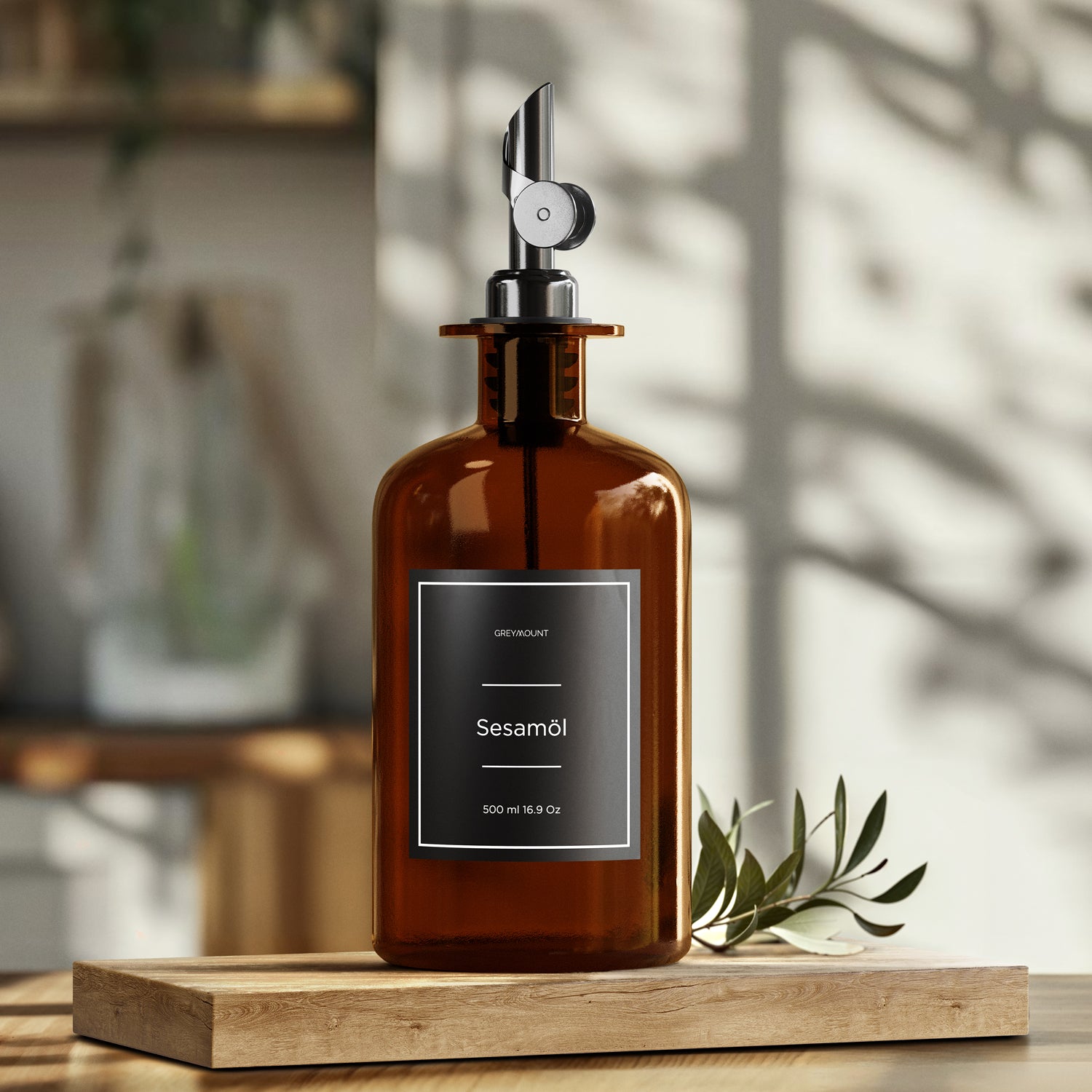 Ölflasche aus Braunglas mit Ausgießer Schwarz (Schwarz Etiketten, 500 ml)