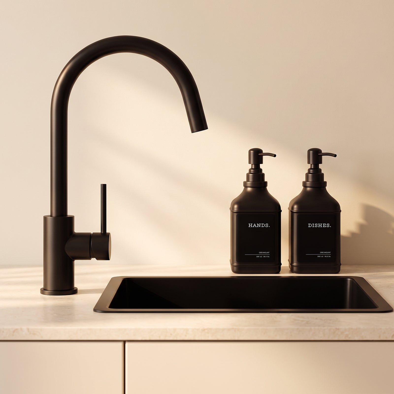 Seifenspender Schwarz mit Edelstahl Pumpe Schwarz (Schwarz Etiketten, 500ml)