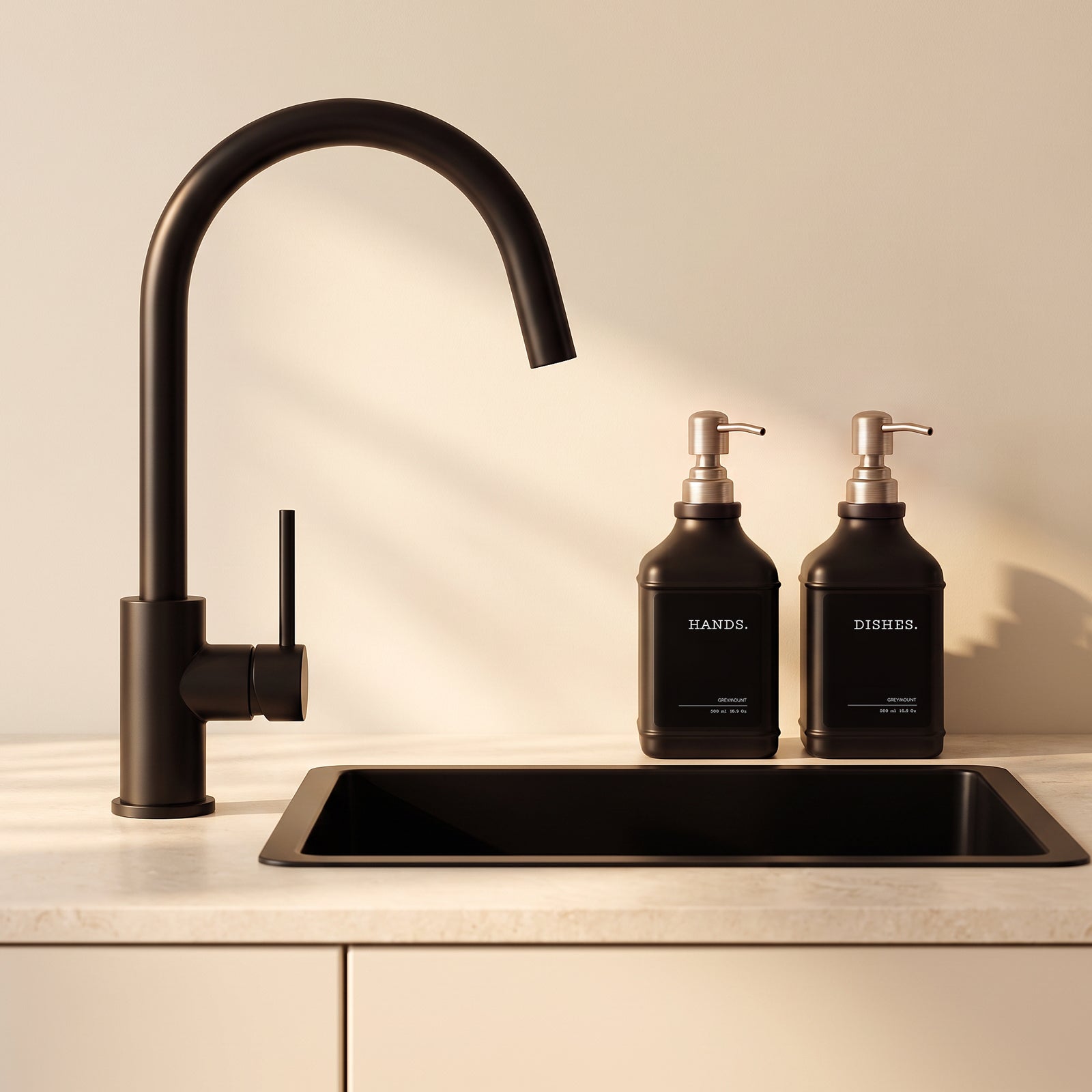 Seifenspender Schwarz mit Edelstahl Pumpe Silber (Schwarz Etiketten, 500ml)