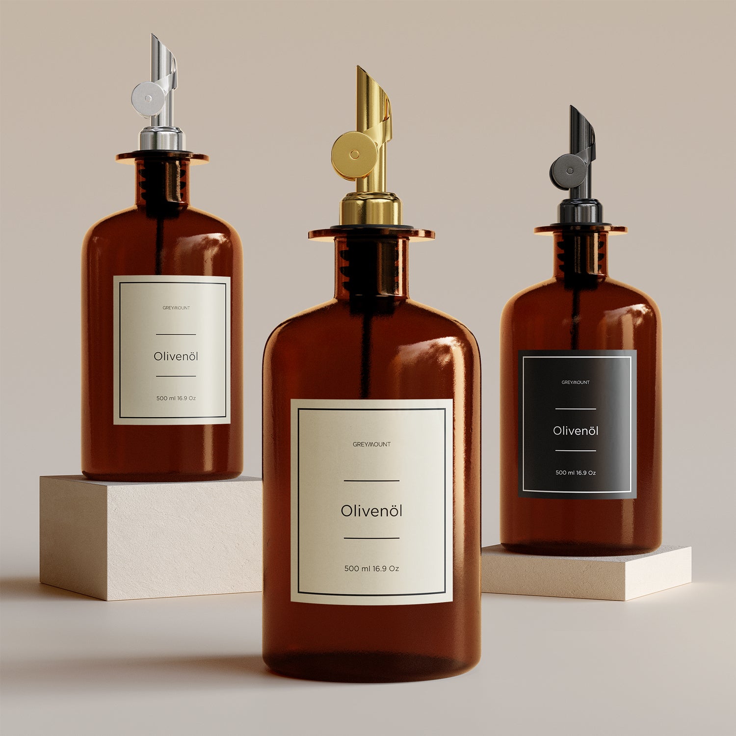 Ölflasche aus Braunglas mit Ausgießer Schwarz (Sand Etiketten, 500 ml)